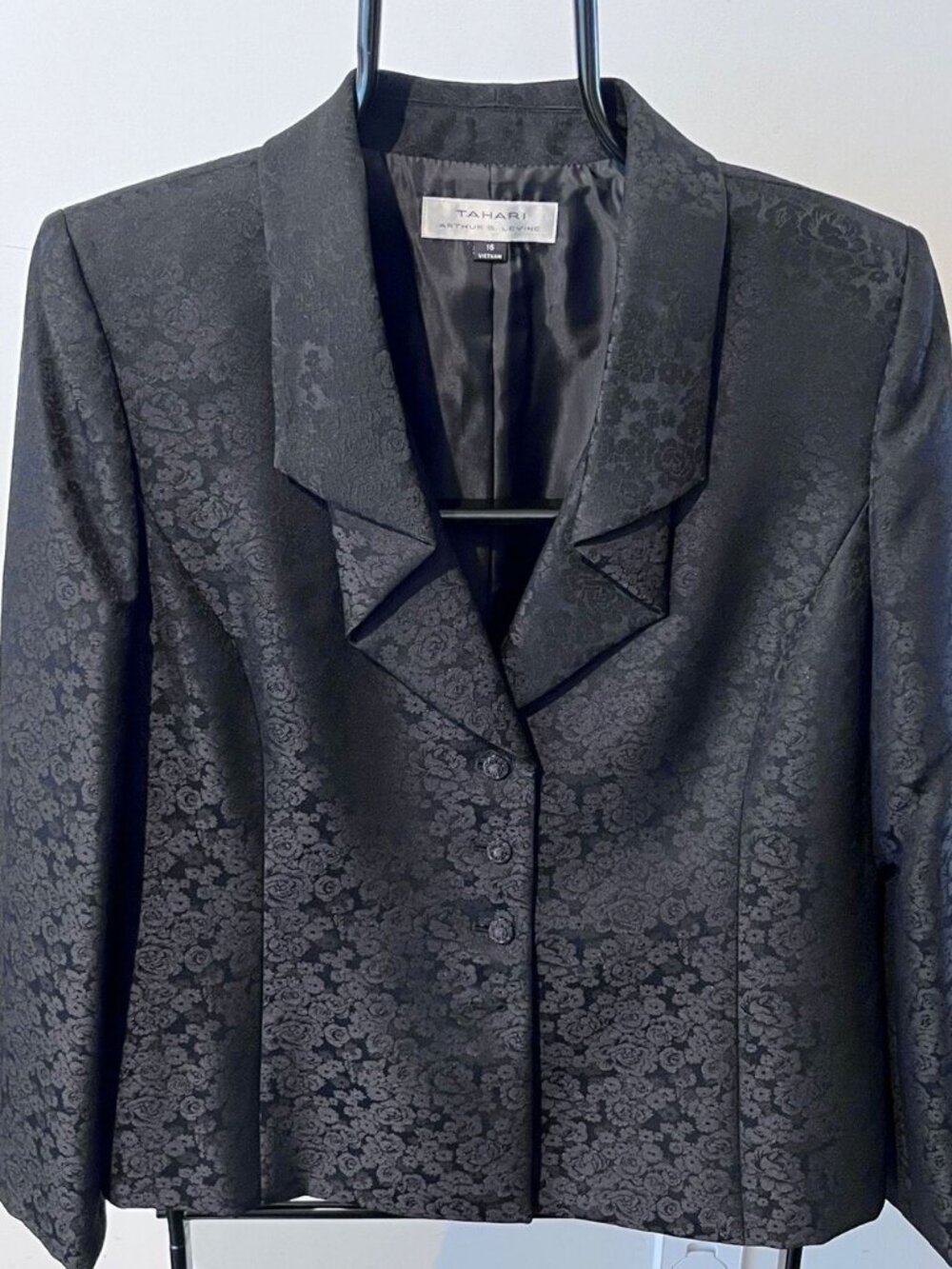 Tahari Edgar Woman’s 2 Piece Suit Sz 16, Black NWT